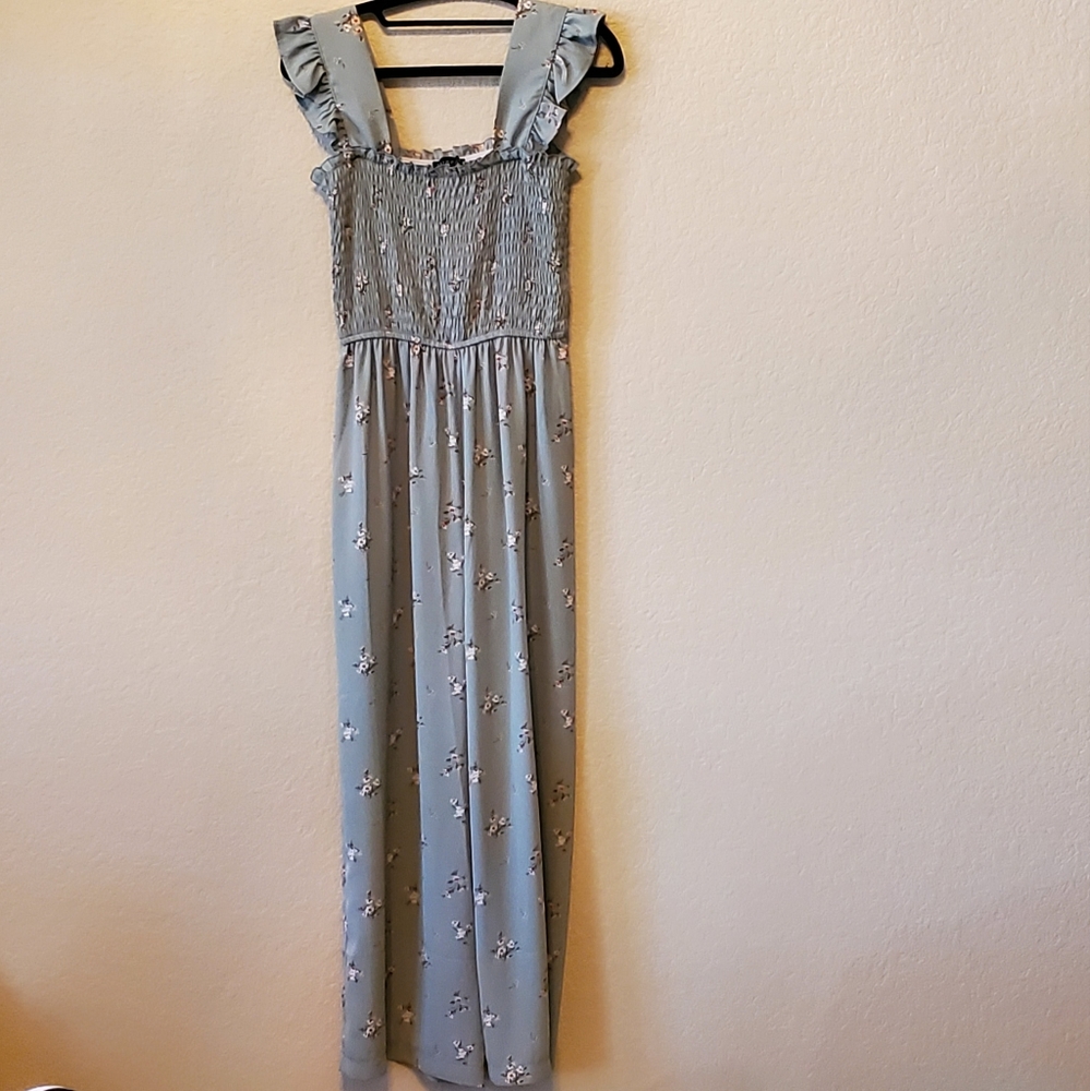 Adorable sage floral jumper  size M